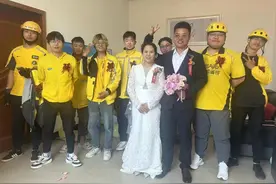 河北任丘：36名外卖小哥组成“骑手迎亲车队” 婚事新办简办成时尚图片