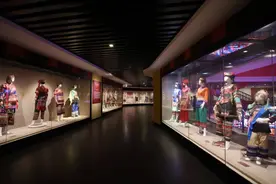 探寻“穿在身上的民族文化”—— “楚雄州世居民族服饰展”在州博物馆展出图片