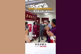 10月3日，山东威海，两位新人身着军装出席婚礼，敬礼致敬宾客。新郎为威海文登籍海军飞行员苑明正，2022年度荣立一等功！图片