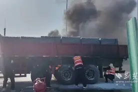 货车高速自燃 收费站紧急救援挽回50万损失图片