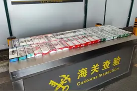 前面藏后面藏左边藏右边藏！跨境客车司机违规携带8800支香烟被查图片