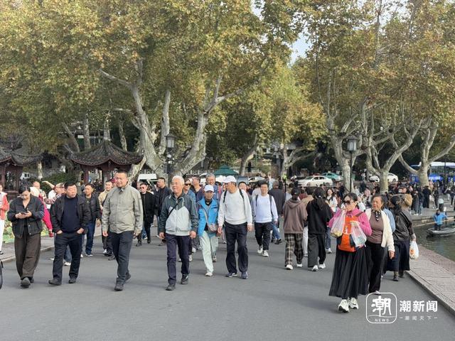 西湖秋假热：今天断桥被这些孩子们“占领”啦！