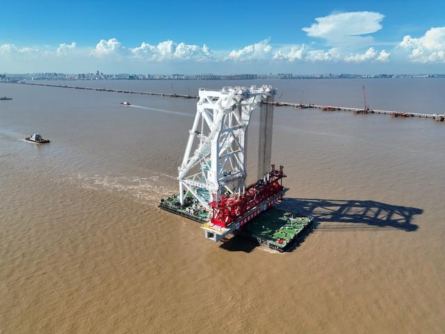 杭州湾跨海铁路大桥迎来首梁架设