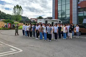 湖南师大附中张家界市民族中学举行2024级新生军训暨入学教育启动仪式图片