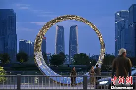 成都：公园装置与天府双塔形似“暂停键”图片