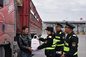 暖冬行动，让温暖陪伴在货车司机的驾驶室图片