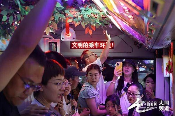 玫瑰音乐巴士启航：穿越古城的浪漫之旅