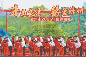 520，全省7589对情侣领证图片