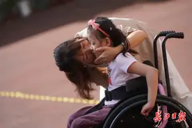 为了一个小女孩，学校改造教室让她“沐浴阳光”图片