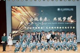 “今天起，你就入行了！” 这所学校的迎新活动请来了影视业大咖图片