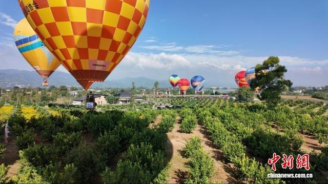 成都金堂：热气球“逃离”地平线 打造文旅立体风景线