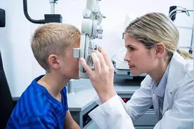 暑期又迎“摘镜潮” 这些事项要注意图片