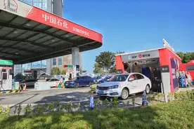 油价今晚迎“两连降”，92号汽油降0.19元一升回到“7”字头图片