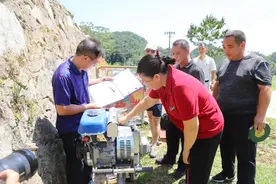 融水最长山地运输轨道车投入使用 瓜果乘车下山图片