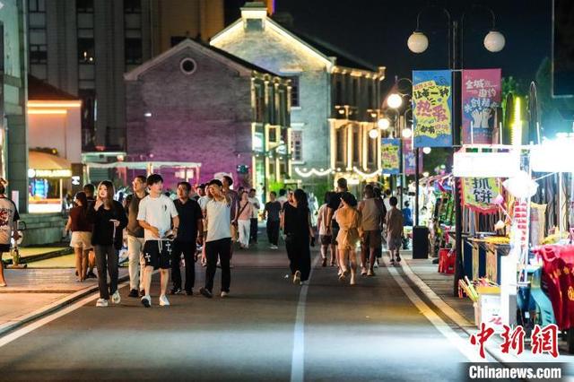湖北荆州：百年商埠码头暑期“夜经济”升温