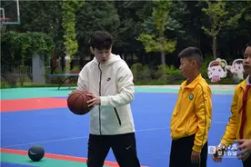 秒变追星现场~今天，杨力维、赵宇豪回母校书林二小了！图片