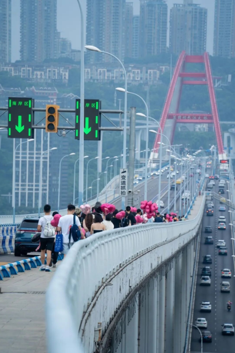 “走，带你去看沿途的风景”——南滨路“踩”城市心跳，用一万步捞同频搭子