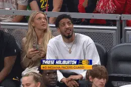 😍哈利伯顿观战WNBA 旁边美女看他的眼神快拉丝了😋图片