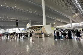 受天气影响，白云机场启动航班大面积延误应急处置蓝色响应图片