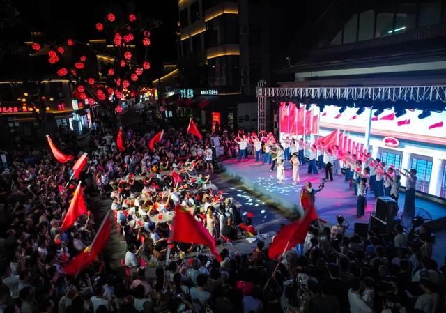 碳水潮玩庆华诞 千人同唱《歌唱祖国》 南街碳水王国国庆活动点燃假期热情