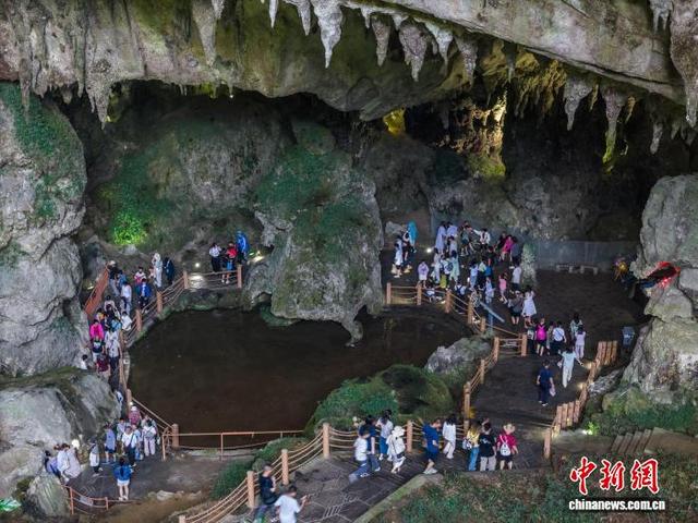 贵州毕节：织金洞迎来避暑旅游高峰