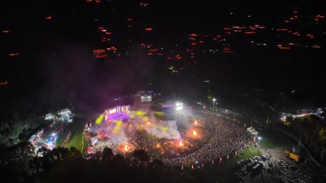 万人欢腾 星落人间 俄池格则星火狂欢