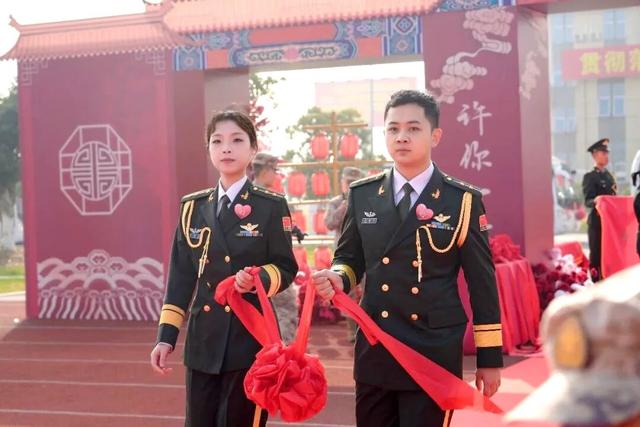 备受关注的00后陆军女飞行员	，结婚了！