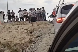 游客称在福建石狮海边空地停车被收费，政府：已批评教育涉事人员图片