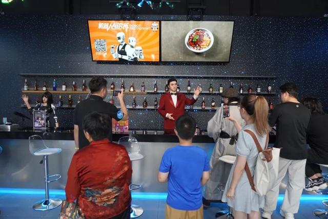 8月，来经开区玩转机器人热门打卡场景→