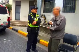 民警暖心劝说 助受伤老人及时就医图片