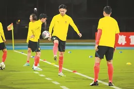 中国男足深圳开练备战新加坡队 在光明深圳市青少年足球训练基地进行第一堂训练课图片