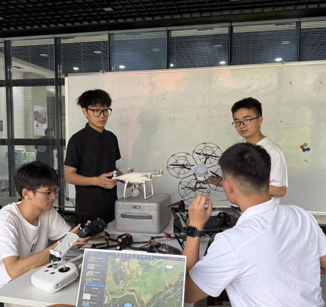 贵州师范大学“筋斗云”团队：20分钟“空中快递”福泉梨 破解山地运输难题