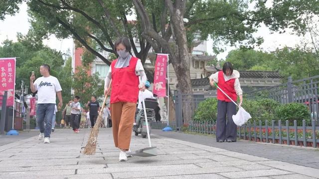 桐城六尺巷景区，身着红马甲的志愿者格外亮眼