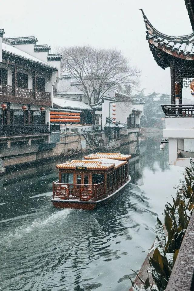 金陵飞雪讯，静待秦淮妆