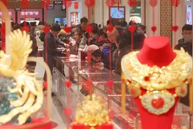 连挫三日后金价反弹，金饰价重回960元/克图片