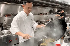 三亚“最美农民工”候选人 | 厨师王浩：从谋生到热爱 与灶台相伴18年仍未厌倦图片