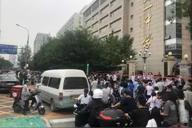 北京171中学门口堵成“一锅粥”，绿化带该背“锅”吗图片