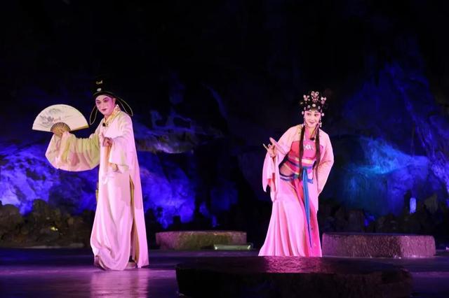 桂林芦笛岩溶洞藏星轨，文旅绽新颜：桂林之夜上演！