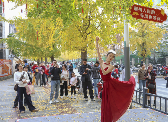 落叶缓扫，留住荆州别样秋色