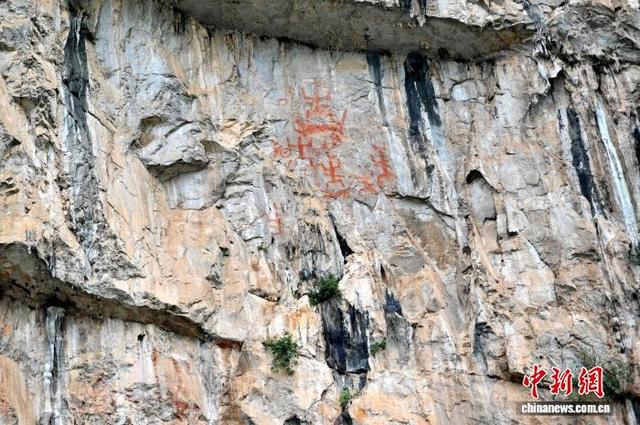 广西宁明：游人乘船争睹花山岩画