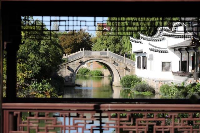 从新场古镇南大门进入，南山雅集投入试运营