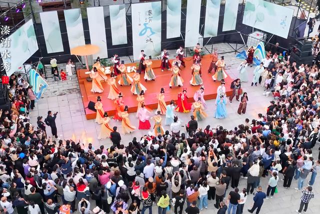 双节假期，50万人次游客到溱洧水城感悟千年文脉