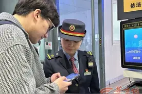 西安铁路局春运学生及务工人员返乡售票启动 12306手机客户端可提前17天预约购票图片