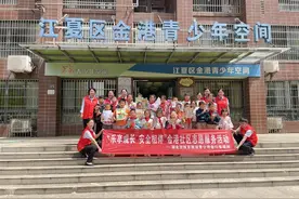 “六一”将至，湖北这群志愿者和孩子们一起做手工图片