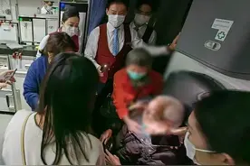 千钧一发！老年旅客卡痰呼吸困难，乘务组与医护联手成功救助图片