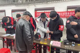 珞珈山下，追“锋”人绘出志愿红图片