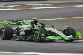 F1中国大奖赛正赛上演，维斯塔潘夺冠周冠宇第14名完赛图片