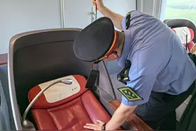 高铁拾物“神器”解旅客燃眉之急图片