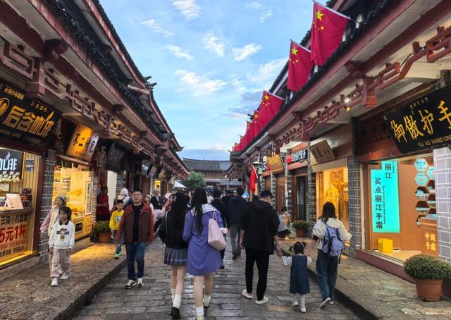 金秋邂逅古城之美 游客赞誉丽江韵