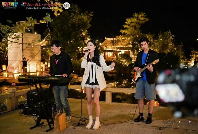 从新场古镇南大门进入，南山雅集投入试运营